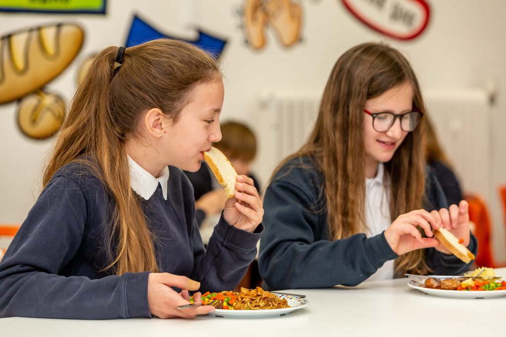 Older girls eating lunch - Norse Catering